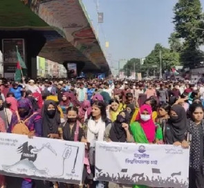 পাঁচ ঘণ্টা পর সড়ক-রেলপথ ছাড়লেন তিতুমীর কলেজের শিক্ষার্থীরা