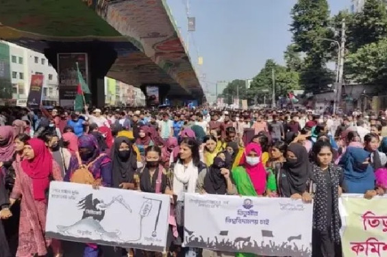 পাঁচ ঘণ্টা পর সড়ক-রেলপথ ছাড়লেন তিতুমীর কলেজের শিক্ষার্থীরা