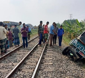 কুমিল্লায় ট্রেনের ধাক্কায় অটোরিকশার ৫ যাত্রী নিহত