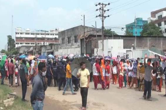 বকেয়া বেতনের দাবিতে পোশাকশ্রমিকদের মহাসড়ক অবরোধ
