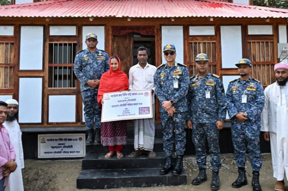 ফেনীতে বন্যা ক্ষতিগ্রস্তদের মাঝে নবনির্মিত বাড়ি হস্তান্তর