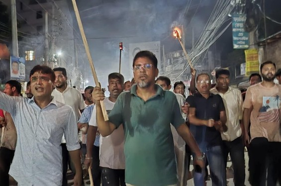 তারেক রহমানের বিরুদ্ধে কটুক্তির প্রতিবাদে নওগাঁয় মশাল মিছিল