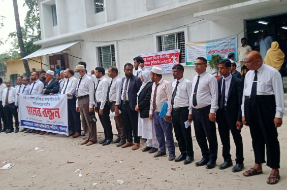 বিচার বিভাগীয় সচিবালয়ের দাবীতে পঞ্চগড়ে আইনজীবীদের মানববন্ধন