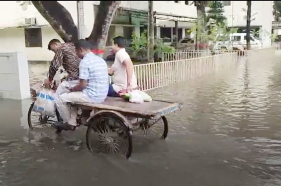 টানা বর্ষণে বেনাপোল কাস্টমস হাউজে জলাবদ্ধতা : বন্দরে পণ্য লোড-আনলোড ব্যাহত