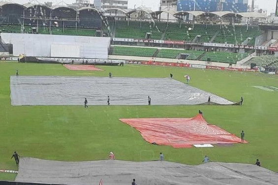 বৃষ্টিতে বন্ধ খেলা, মিরাজের ব্যাটে লিডে বাংলাদেশ