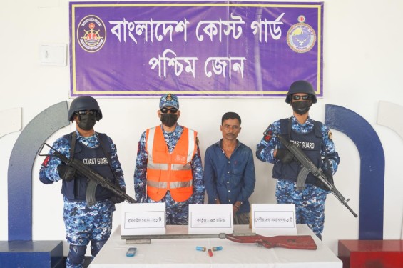 কোস্টগার্ডের অভিযানে দুর্ধর্ষ ডাকাত করিম শরীফ বাহিনীর সহযোগী আটক