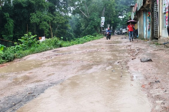শ্যামগ্রাম সলিমগঞ্জ সড়ক:  ঠিকাদার কাজ শেষ না করায় সড়কের বেহাল দশা