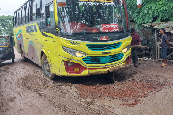 বাউফল-পটুাখালী আঞ্চলিক মহাসড়কে ৪কিলোমিটারে শতাধিক গর্ত, রাস্তায় নৌকা উঠিয়ে প্রতিবাদ