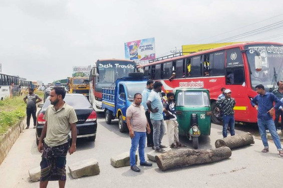 রবীন্দ্র বিশ্ববিদ্যালয়ের শিক্ষার্থীদের ঢাকা-উত্তরবঙ্গ মহাসড়ক অবরোধ, দুর্ভোগে উত্তরাঞ্চলের মানুষ
