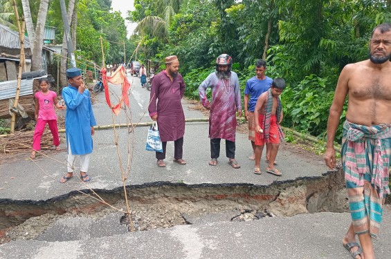 অতিবৃষ্টিতে বিচ্ছিন্ন লোহাগড়া-নহাটা-মাগুরা সড়কে সাড়ে ৪ ঘন্টা পর যানবাহন চলাচল শুরু