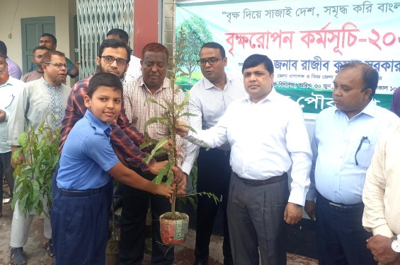 লক্ষ্মীপুর পৌরসভার উদ্যোগে শিক্ষা প্রতিষ্ঠানে ফলজ ও ঔষধি গাছ বিতরণ