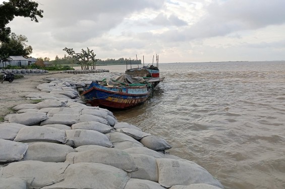 বেড়েই চলছে যমুনা নদীর পানি বিপাকে নদী পাড়ের মানুষ