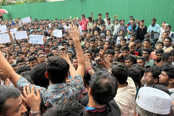 শিক্ষার্থীদের আন্দোলনে উত্তাল মাইলস্টোন, মৃতের সংখ্যা লুকানোর অভিযোগ
