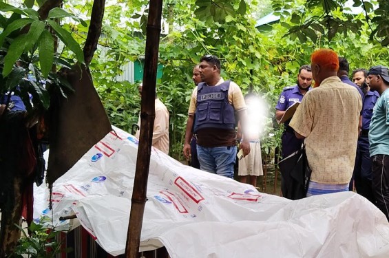 লাশবাহী অ্যাম্বুলেন্স থামিয়ে স্ত্রীর মাথায় বন্ধুক রেখে মরদেহ ছিনতাইয়ের অভিযোগ