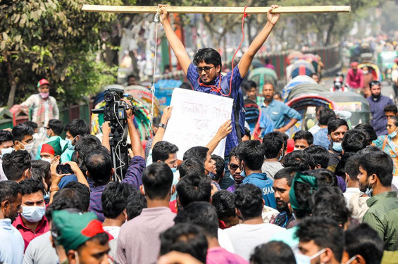 দাবি না মানা পর্যন্ত সড়ক ছাড়বে না সাত কলেজ শিক্ষার্থীরা