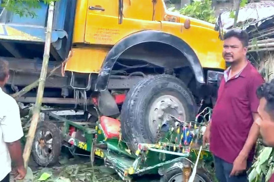 নীলফামারীতে ট্রাকচাপায় নিহত ৪