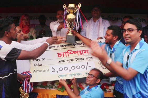 নওগাঁ জেলা প্রশাসক গোল্ডকাপ ফুটবল টুর্নামেন্টে চ্যাম্পিয়ন মান্দা