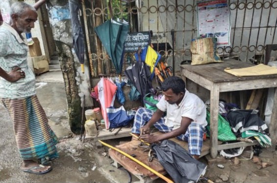 বেনাপোলে অব্যাহত বৃষ্টিতে ব্যস্ততা বেড়েছে ছাতা কারিগরদের