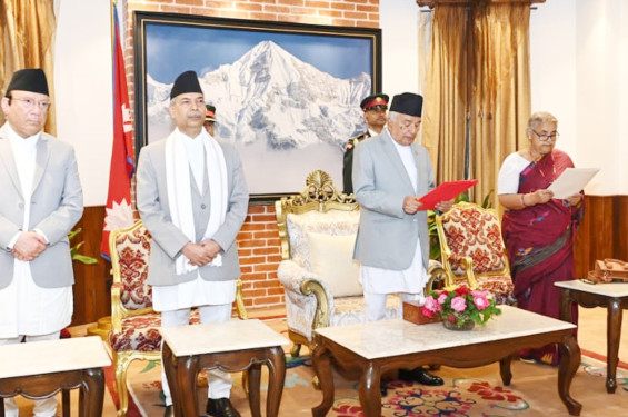 শপথ নিলেন নেপালের নতুন প্রধানমন্ত্রী, ছয় মাসের মধ্যে দিতে হবে নির্বাচন