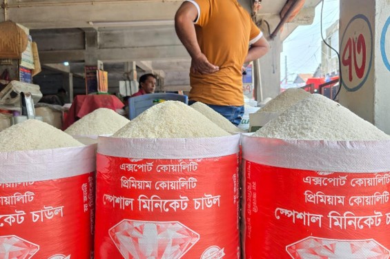 নওগাঁয় চালের দাম হঠাৎ অস্বাভাবিক বৃদ্ধি; নাভিশ্বাস ক্রেতা-বিক্রেতার অভিযানের দাবি