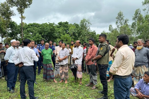 বাঁশখালীতে জবর দখল করা জায়গায় প্রশাসনের উচ্ছেদ অভিযান