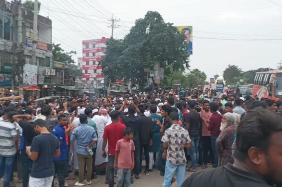 গোপালগঞ্জে এনসিপির পথসভায় হামলার প্রতিবাদে নরসিংদীতে মহাসড়ক অবরোধ
