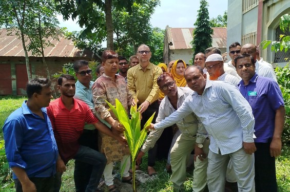 নড়াইলের নবগঙ্গা কলেজ ক্যাম্পাসে বৃক্ষরোপন অনুষ্ঠিত
