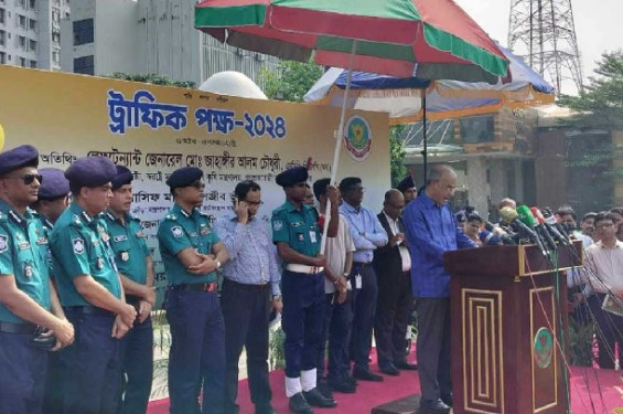 শৃঙ্খলা ফেরাতে ট্রাফিক ব্যবস্থাপনায় শিক্ষার্থীদের সম্পৃক্ত করলো ডিএমপি
