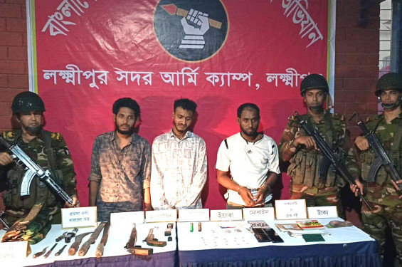লক্ষ্মীপুরে যৌথবাহিনীর অভিযানে আগ্নেয়াস্ত্র ও ইয়াবাসহ ৩ যুবক আটক