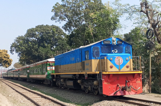 ঈদযাত্রায় ট্রেন ও বাসের   অগ্রিম টিকিট বিক্রি শুরু