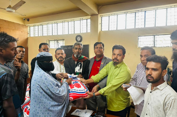 সীতাকুণ্ডে ১,৭০০ পরিবারের মাঝে ইফতার সামগ্রী বিতরণ