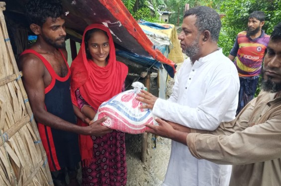 বাউফলে ভাঙ্গন কবলিত পরিবারের মাঝে বিএনপির ত্রাণ সামগ্রী