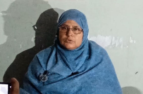সম্পত্তি হাতিয়ে নিতে ছেলের বিরুদ্ধে বৃদ্ধা মাকে বাড়িতে ঢুকতে বাধা দেওয়ার অভিযোগ