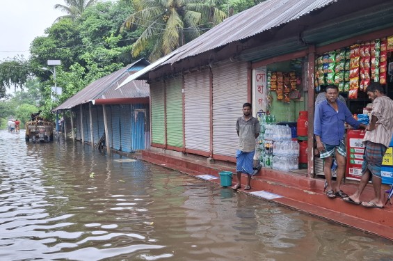 ফেনির মহুরী নদীর পানি বাড়তে থাকায় নোয়াখালীতে বন্যার আশঙ্কা