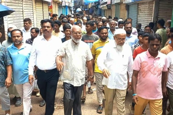 নরসিংদী বড় বাজারে চাঁদাবাজি ও সন্ত্রাসের প্রতিবাদে ব্যবসায়ীদের বিক্ষোভ-মিছিল