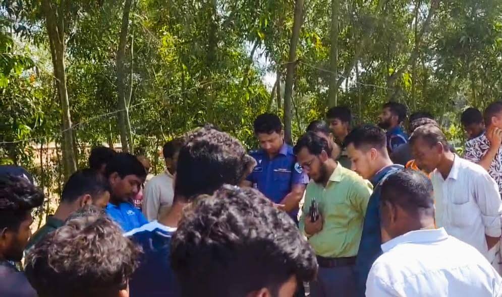 বাঁশখালীতে বেড়িবাঁধ নির্মাণ কাজে লবণাক্ত বালু ব্যবহার, দুটি ড্রেজারসহ ৮ জন গ্রেপ্তার