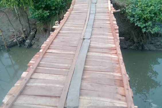 হাতিয়ায় বিএনপি নেতার নিজস্ব অর্থায়নে কাঠের সেতু নির্মাণ ও সংস্কার