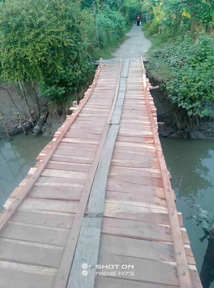 হাতিয়ায় বিএনপি নেতার নিজস্ব অর্থায়নে কাঠের সেতু নির্মাণ ও সংস্কার