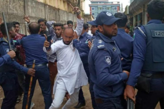 ছাত্রলীগের আনন্দ মিছিল-কমিটি বিলুপ্তের জেরে মিছিলে দুইগ্রুপের মুখোমুখি উত্তেজনায় পুলিশের লাঠিচার্জ