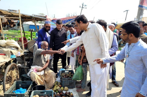 শান্তিগঞ্জ বাজারে গণসংযোগ করেছেন চেয়ারম্যান পদপ্রার্থী সাদাত মান্নান অভি