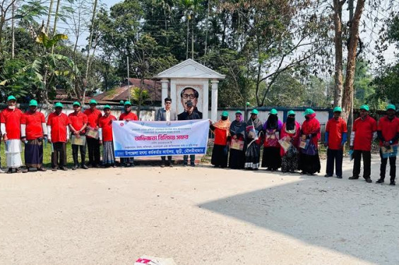 অভিজ্ঞতা বিনিময়ে শ্রীমঙ্গল সফরে জুড়ীর মৎস্যচাষিরা