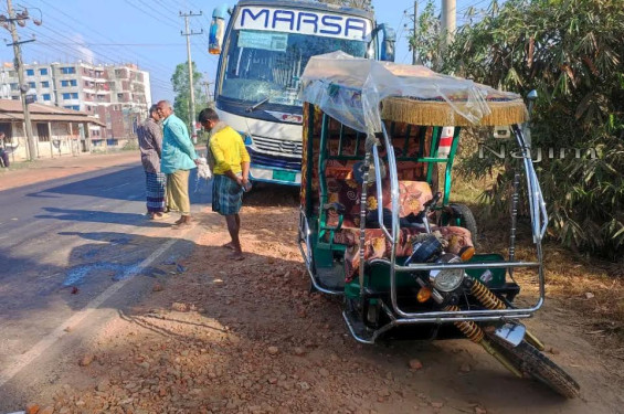 সাতকানিয়ায় বাস-অটোরিক্সার মুখোমুখি সংঘর্ষ