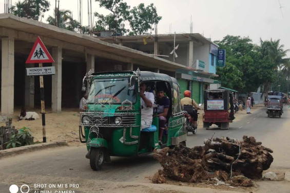 কক্সবাজার মহেশখালীতে ঝুকিপূর্ণ কালভার্টে বাঁশের গুড়ির সিগনাল