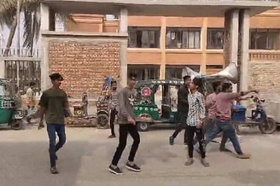 নোয়াখালীতে মানববন্ধনে বিএনপি নেতার ভাইয়ের নেতৃত্বে হামলার অভিযোগ