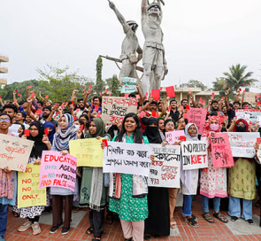 কুয়েটে প্রশাসনসহ রাজনৈতিক ছাত্র সংগঠনগুলোকে শিক্ষার্থীদের ‘লাল কার্ড’