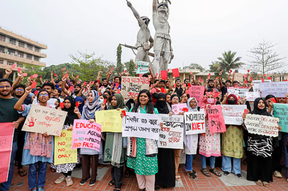 কুয়েটে প্রশাসনসহ রাজনৈতিক ছাত্র সংগঠনগুলোকে শিক্ষার্থীদের ‘লাল কার্ড’