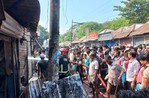 চাঁদপুরে আগুনে পুড়েলো ১৭ ব্যবসা প্রতিষ্ঠান