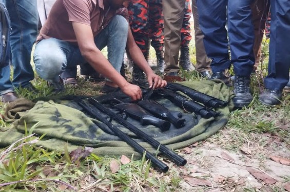 নাটোরে পুকুর থেকে ছয়টি অস্ত্র উদ্ধার