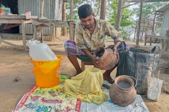 ‘তালের রাজ্যে ’ রাস্তা মোড়ে মোড়ে বিক্রি হচ্ছে টাটকা তালের রস