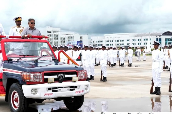 নৌবাহিনীর এ-২০২৫ ব্যাচের ৪৬৩ জন নবীন নাবিকের   শিক্ষা সমাপনী কুচকাওয়াজ অনুষ্ঠিত